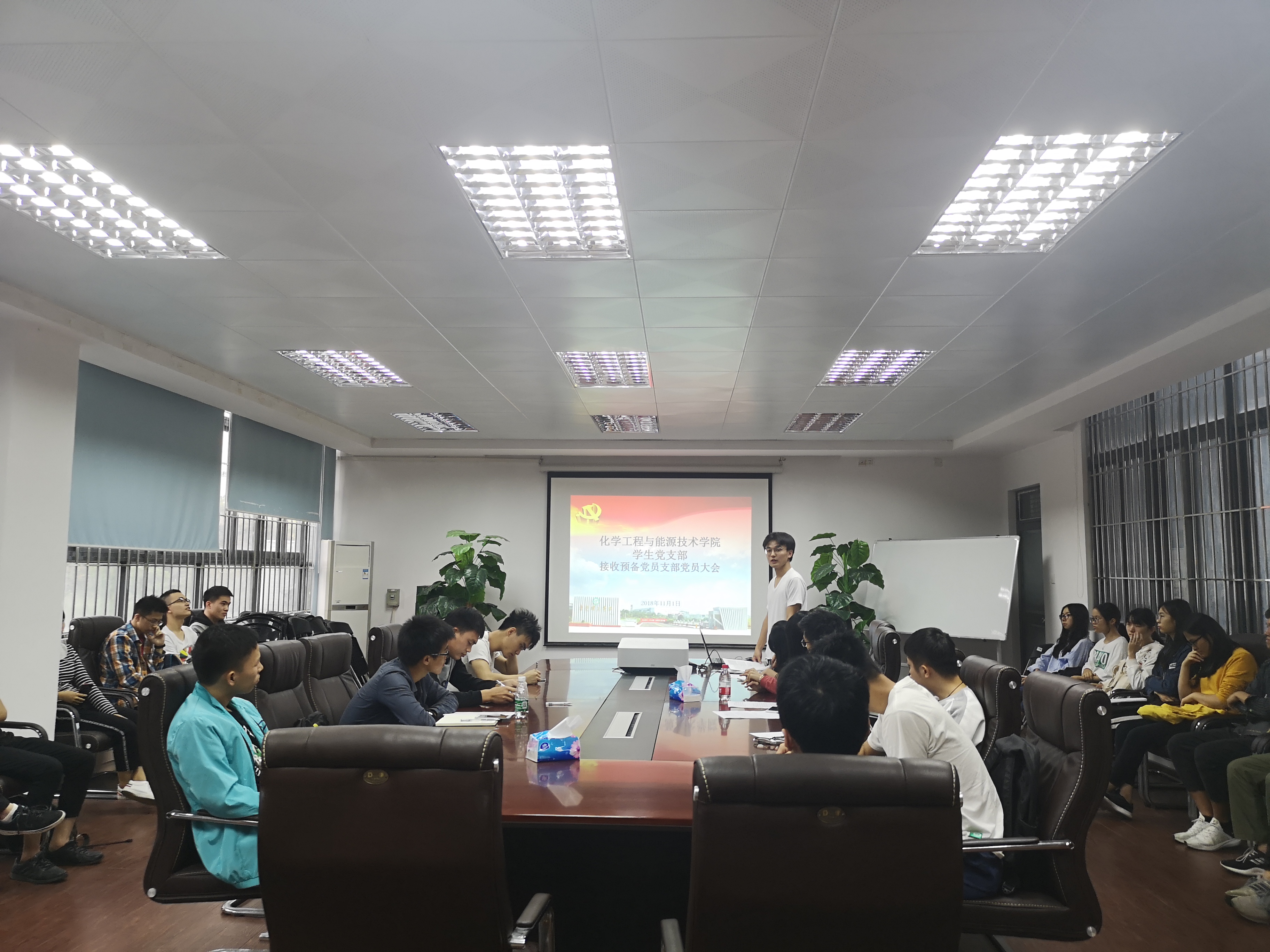 ​伟德国际victor1946员工党支部召开接收预备党员支部党员大会2.jpg