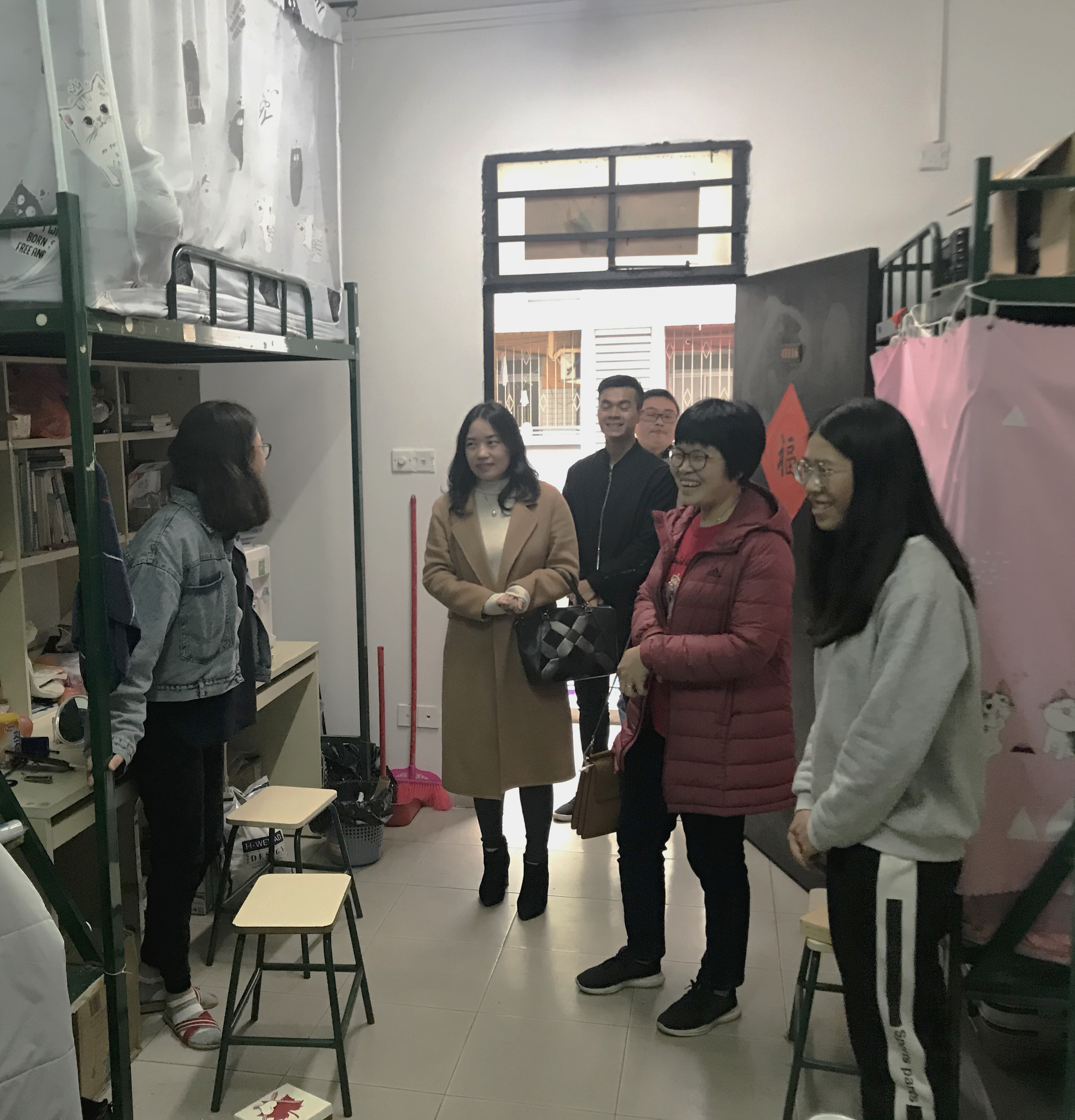 公司领导新学期走访员工宿舍1.jpg